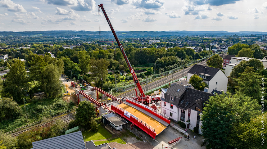 Eine Luftaufnahme zeigt den Einschub der neuen Brücke am Kirschbaumsweg.